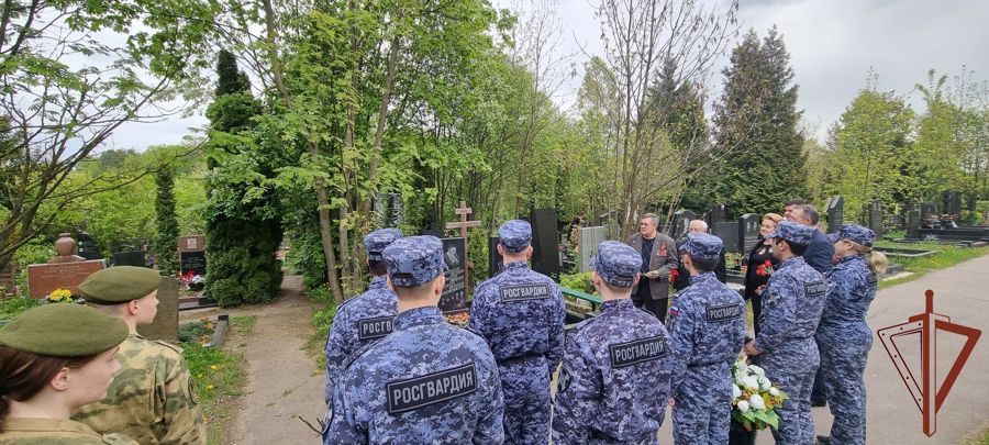 Память Героя СССР С.Х. Зайцева в день его рождения почтили росгвардейцы на Троекуровском кладбище Москвы 