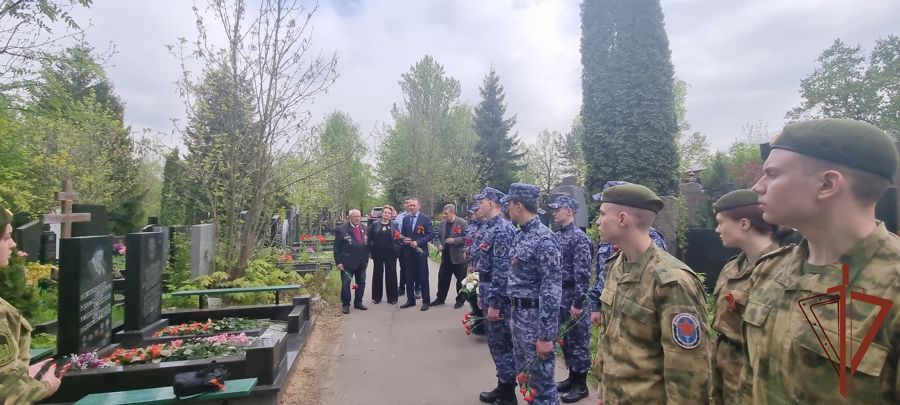 Память Героя СССР С.Х. Зайцева в день его рождения почтили росгвардейцы на Троекуровском кладбище Москвы 