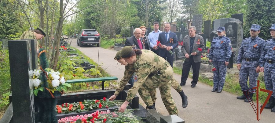 Память Героя СССР С.Х. Зайцева в день его рождения почтили росгвардейцы на Троекуровском кладбище Москвы 