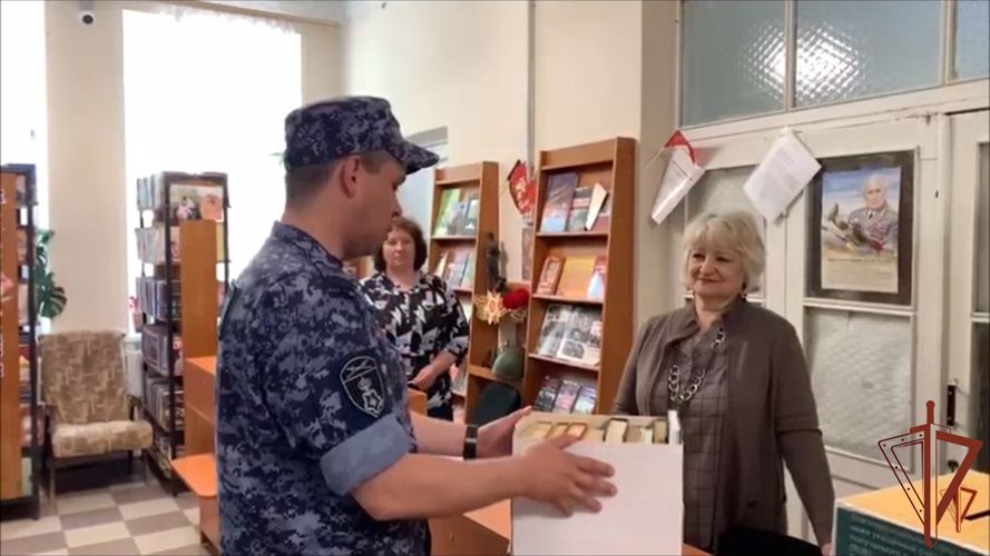 Росгвардейцы поддержали Всероссийскую акцию «Подари книгу библиотеке» на Урале (видео)