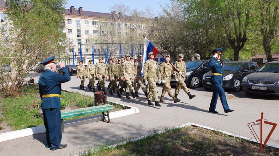 Ветеранов Великой Отечественной войны на Урале росгвардейцы поздравили персональными парадами (видео)