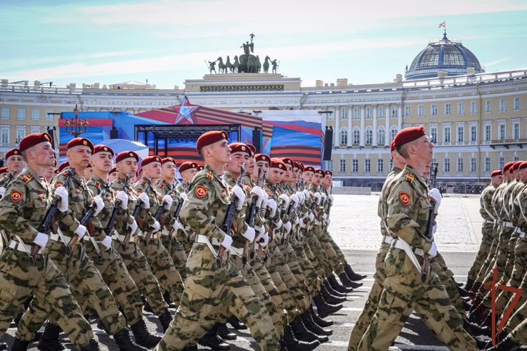 Росгвардейцы приняли участие в парадах Победы на северо-западе страны 