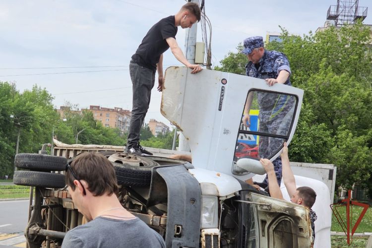 Сотрудник Росгвардии в Удмуртии помог пострадавшему в ДТП водителю