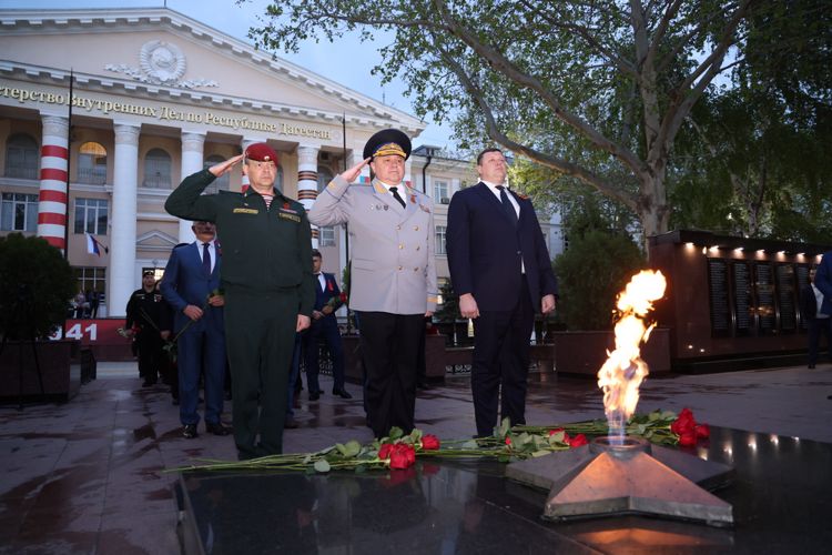 В Дагестане росгвардейцы приняли участие в церемонии зажжения Вечного огня у мемориала погибшим при исполнении служебного долга правоохранителям