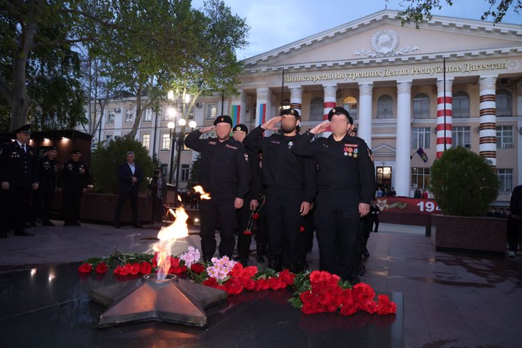 В Дагестане росгвардейцы приняли участие в церемонии зажжения Вечного огня у мемориала погибшим при исполнении служебного долга правоохранителям