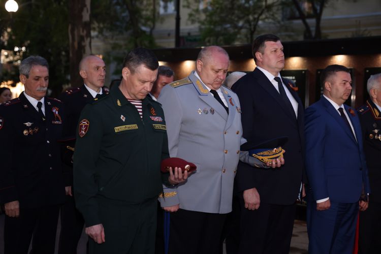 В Дагестане росгвардейцы приняли участие в церемонии зажжения Вечного огня у мемориала погибшим при исполнении служебного долга правоохранителям