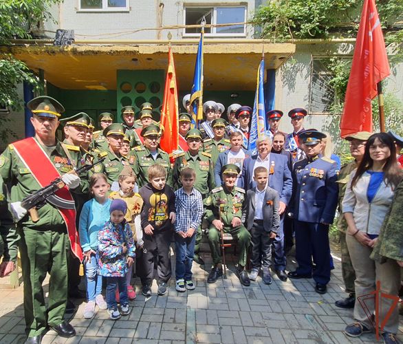 98-летнего ветерана с наступающим Днем Победы поздравили росгвардейцы в Астрахани