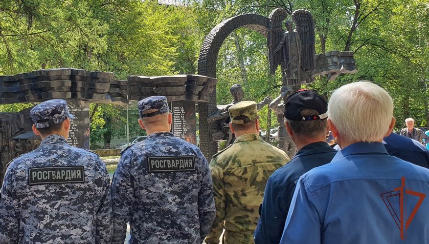 Память военного фотокорреспондента почтили росгвардейцы в Тюмени
