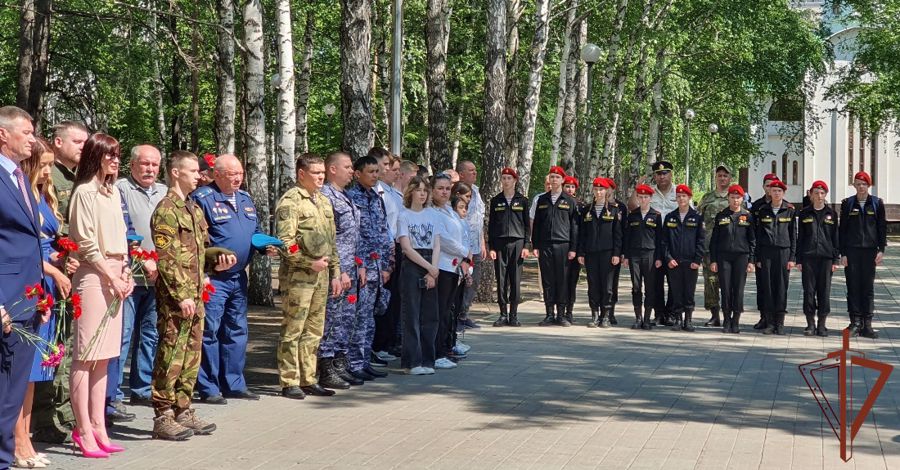 Память военного фотокорреспондента почтили росгвардейцы в Тюмени