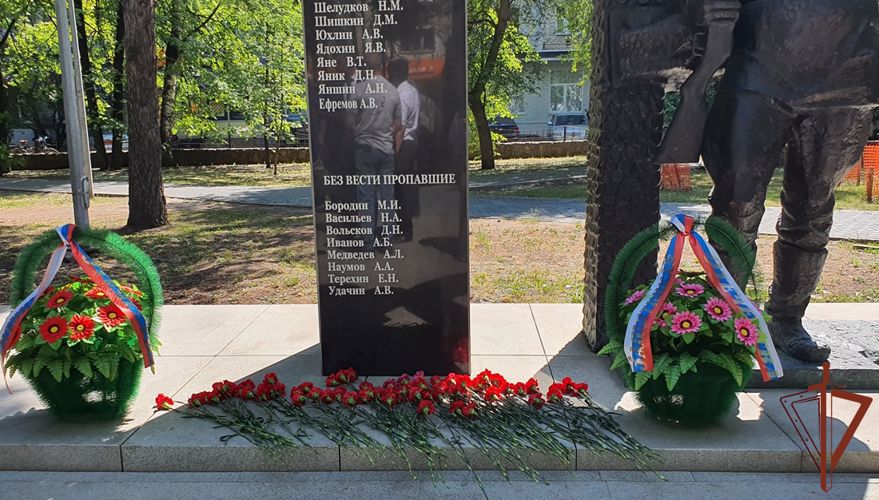 Память военного фотокорреспондента почтили росгвардейцы в Тюмени