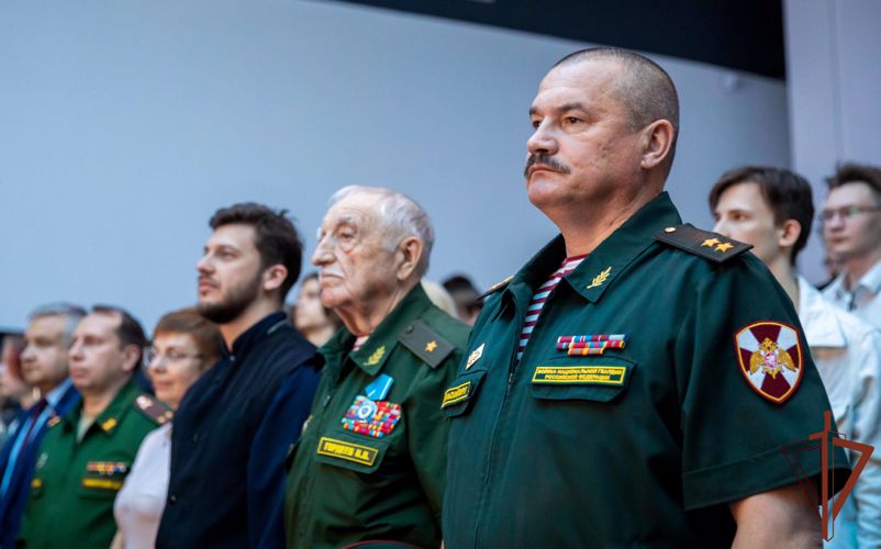 Врио командующего Уральским округом Росгвардии поздравил отдельный батальон связи с 30-летием