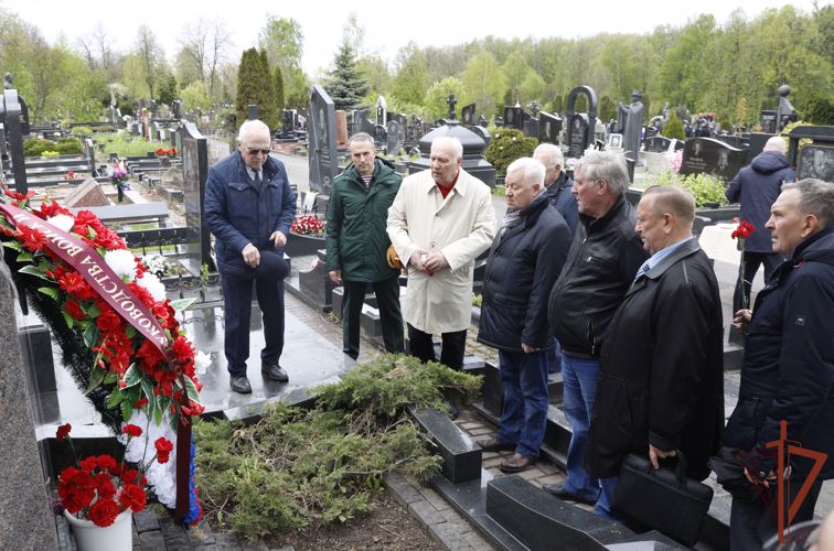 Офицеры Росгвардии и ветераны войск правопорядка почтили память участников Великой Отечественной войны на Троекуровском кладбище