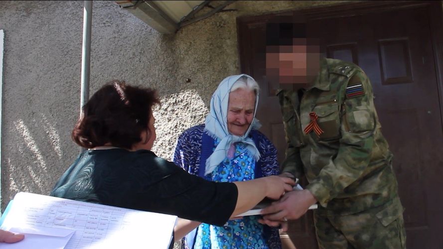 Росгвардейцы в канун Дня Победы навестили ветеранов Великой Отечественной войны в Херсонской области (видео) 