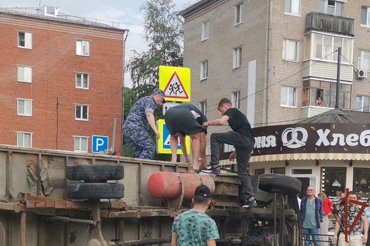 Сотрудник Росгвардии в Удмуртии помог пострадавшему в ДТП водителю
