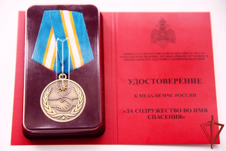 На Ямале сотрудник Росгвардии награжден ведомственной медалью МЧС России