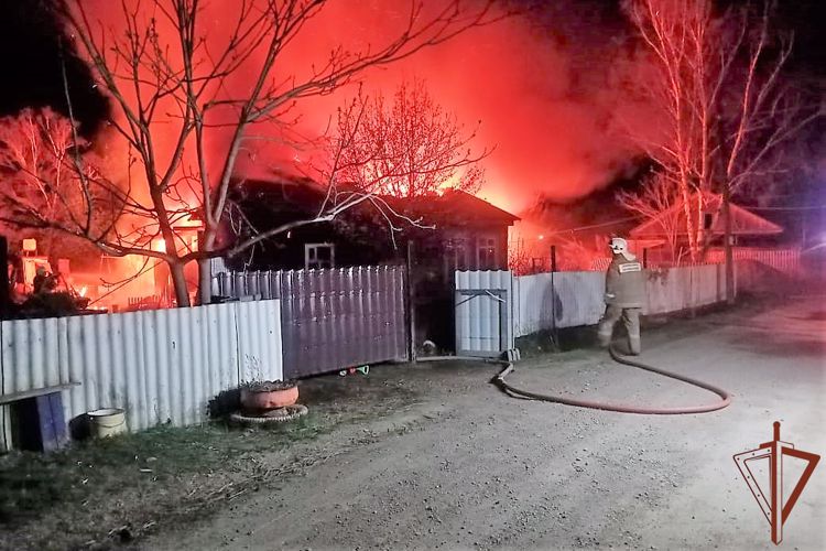 Жителя Хабаровского края спасли из огня сотрудники Росгвардии