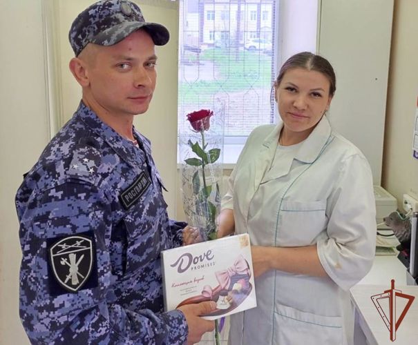 На Урале росгвардейцы поздравили медицинских сестёр с профессиональным праздником