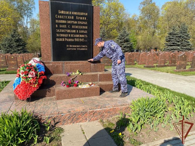 Росгвардейцы приняли участие во всероссийском субботнике по благоустройству воинских мемориалов в Москве