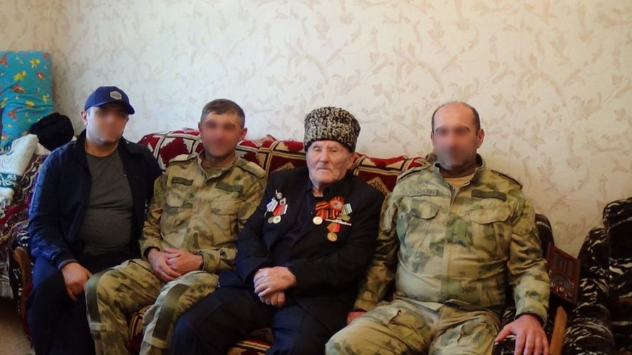 В Дагестане росгвардейцы поздравили ветеранов Великой Отечественной войны с Днем Победы