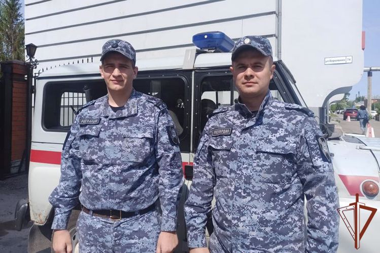 Росгвардейцы оказали помощь в эвакуации людей из зоны возгорания