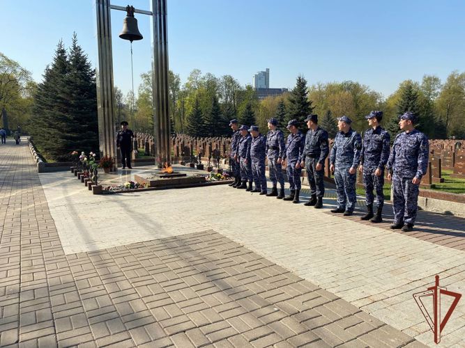 Росгвардейцы приняли участие во всероссийском субботнике по благоустройству воинских мемориалов в Москве