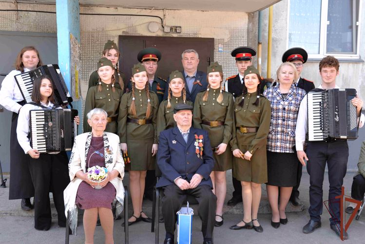 На Урале росгвардейцы поддержали всероссийскую ведомственную акцию «Парад у дома ветерана» (видео)