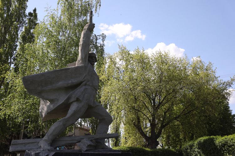 Росгвардейцы восстановили разрушенный памятник в зоне СВО