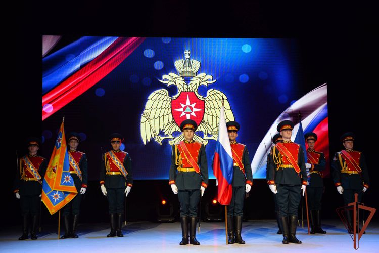 На Ямале сотрудник Росгвардии награжден ведомственной медалью МЧС России