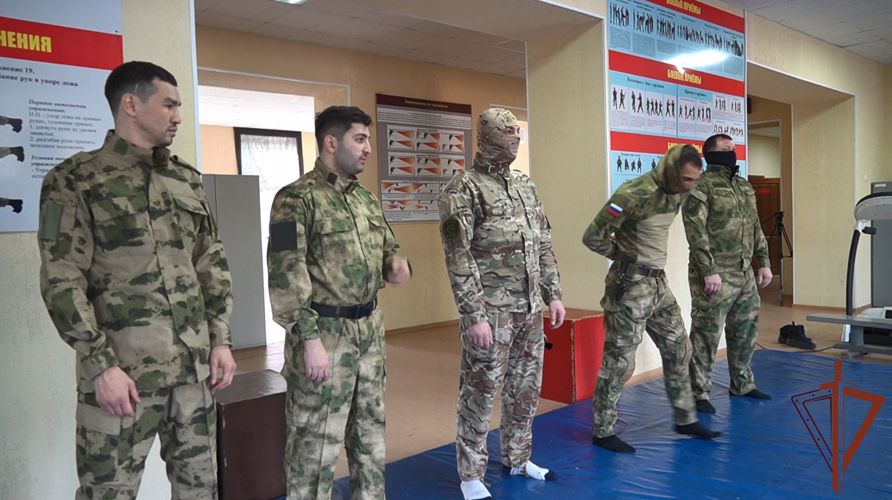  Призер чемпионата мира по боксу и журналист ГТРК «Саратов» узнали о работе ОМОН Росгвардии (видео)