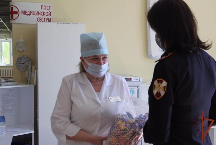 На Урале росгвардейцы поздравили медицинских сестёр с профессиональным праздником