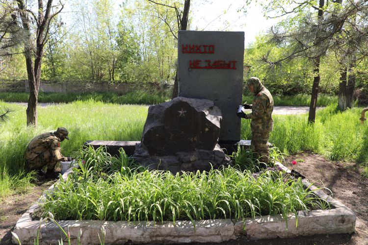 Росгвардейцы облагородили памятники в Донецкой Народной Республике