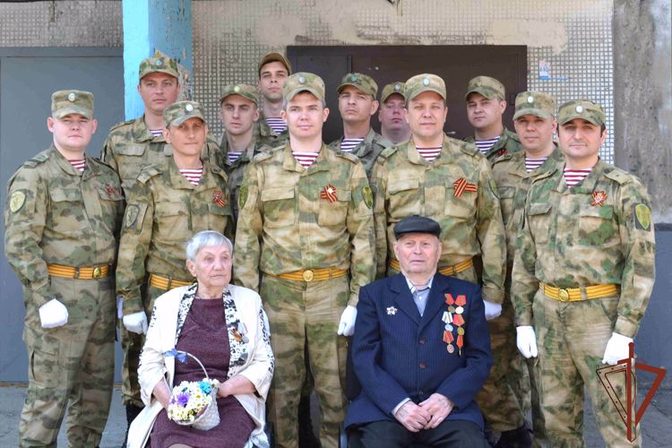 На Урале росгвардейцы поддержали всероссийскую ведомственную акцию «Парад у дома ветерана» (видео)