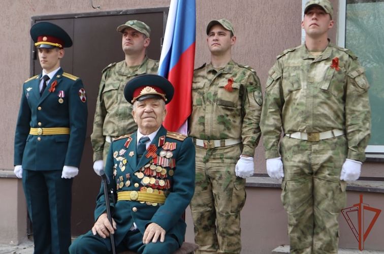 Ветеранов Великой Отечественной войны на Урале росгвардейцы поздравили персональными парадами (видео)
