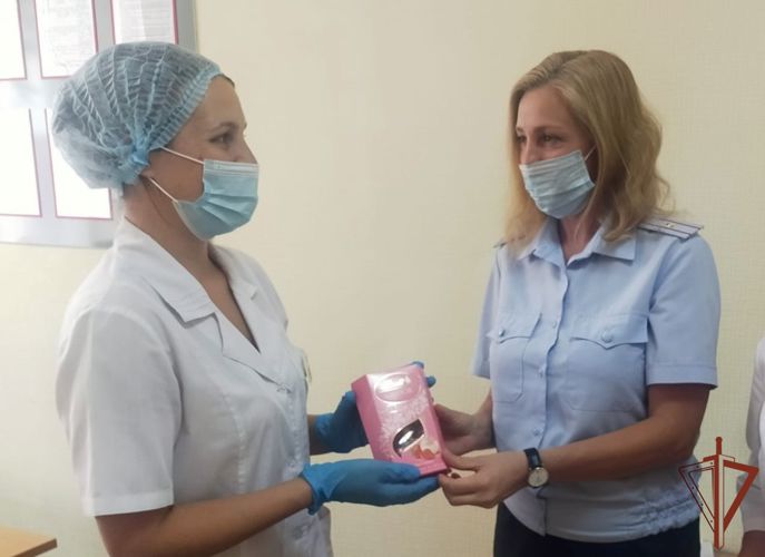 На Урале росгвардейцы поздравили медицинских сестёр с профессиональным праздником