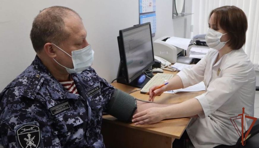 На Урале росгвардейцы поздравили медицинских сестёр с профессиональным праздником