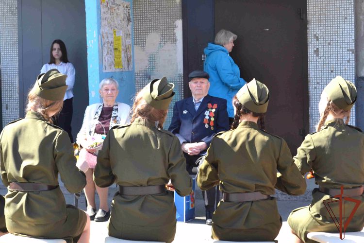 На Урале росгвардейцы поддержали всероссийскую ведомственную акцию «Парад у дома ветерана» (видео)