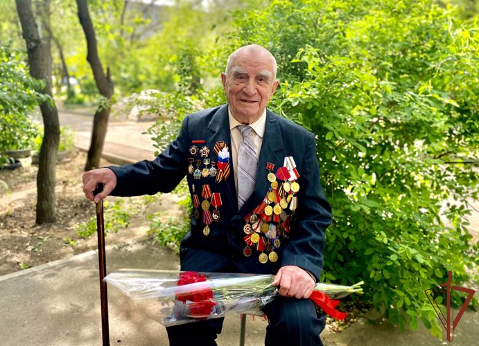 С 96-летием участника Великой Отечественной войны поздравили росгвардейцы в Волгограде