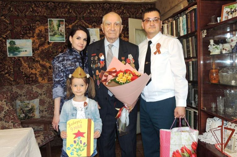 С 96-летием участника Великой Отечественной войны поздравили росгвардейцы в Волгограде