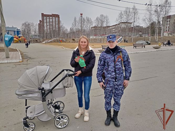 Жители Дальнего Востока получили георгиевскую ленту из рук росгвардейцев