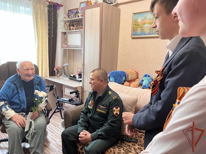 Росгвардейцы из Новгородской области поздравили с наступающим Днем Победы ветеранов Великий Отечественной войны