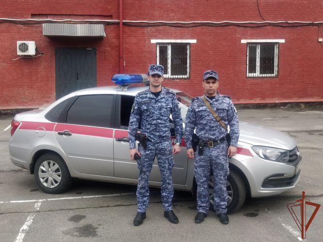 Сотрудники Росгвардии в Армавире доставили в больницу двухлетнюю девочку с признаками удушья