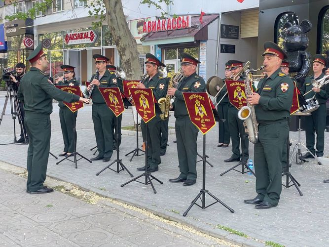 В Дагестане росгвардейцы провели персональный парад для ветерана Великой Отечественной войны 