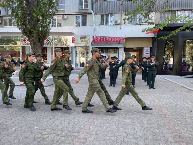 В Дагестане росгвардейцы провели персональный парад для ветерана Великой Отечественной войны 