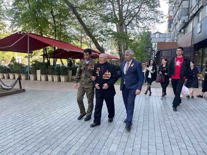 В Дагестане росгвардейцы провели персональный парад для ветерана Великой Отечественной войны 
