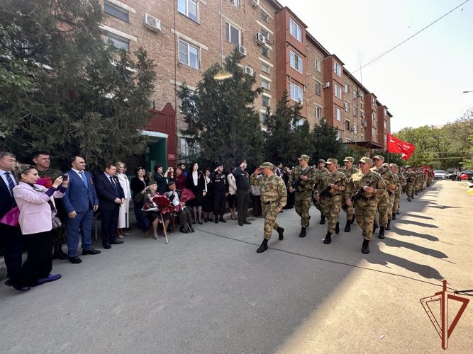 Росгвардия провела «Парад у дома ветерана» в Кизляре
