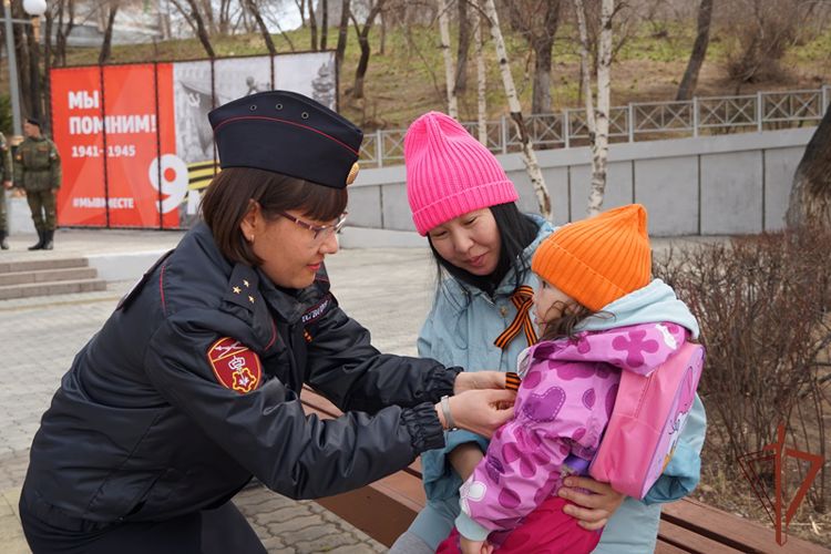 Жители Дальнего Востока получили георгиевскую ленту из рук росгвардейцев