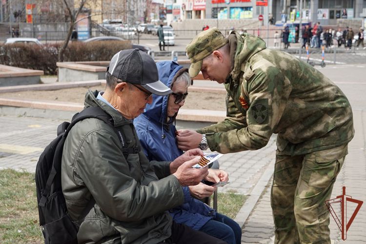 Жители Дальнего Востока получили георгиевскую ленту из рук росгвардейцев