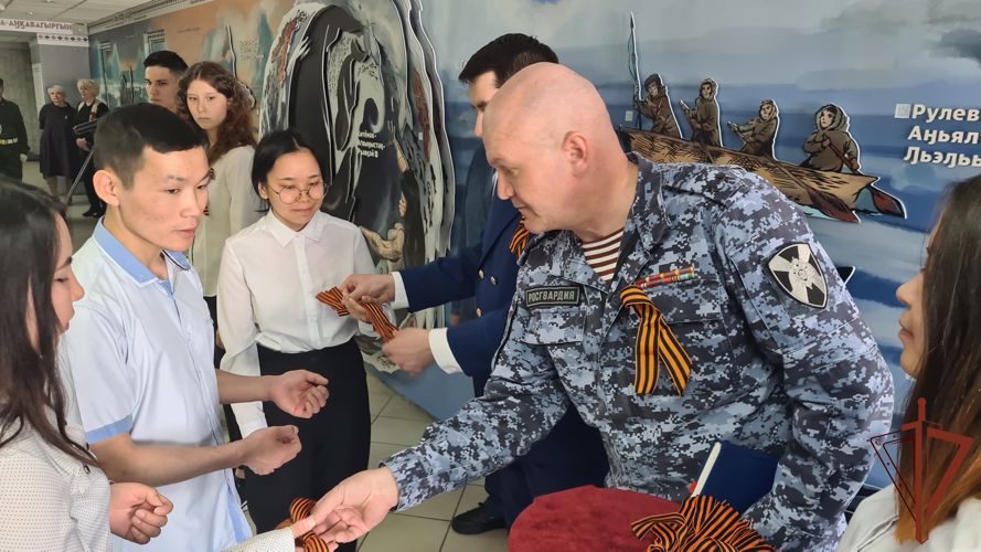 Жители Дальнего Востока получили георгиевскую ленту из рук росгвардейцев