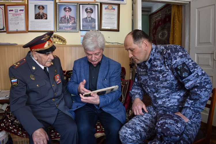 В Дагестане росгвардейцы поздравили ветеранов Великой Отечественной войны с Днем Победы