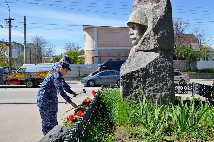 Росгвардейцы почтили память воинов-освободителей столицы Крыма от немецко-фашистских захватчиков